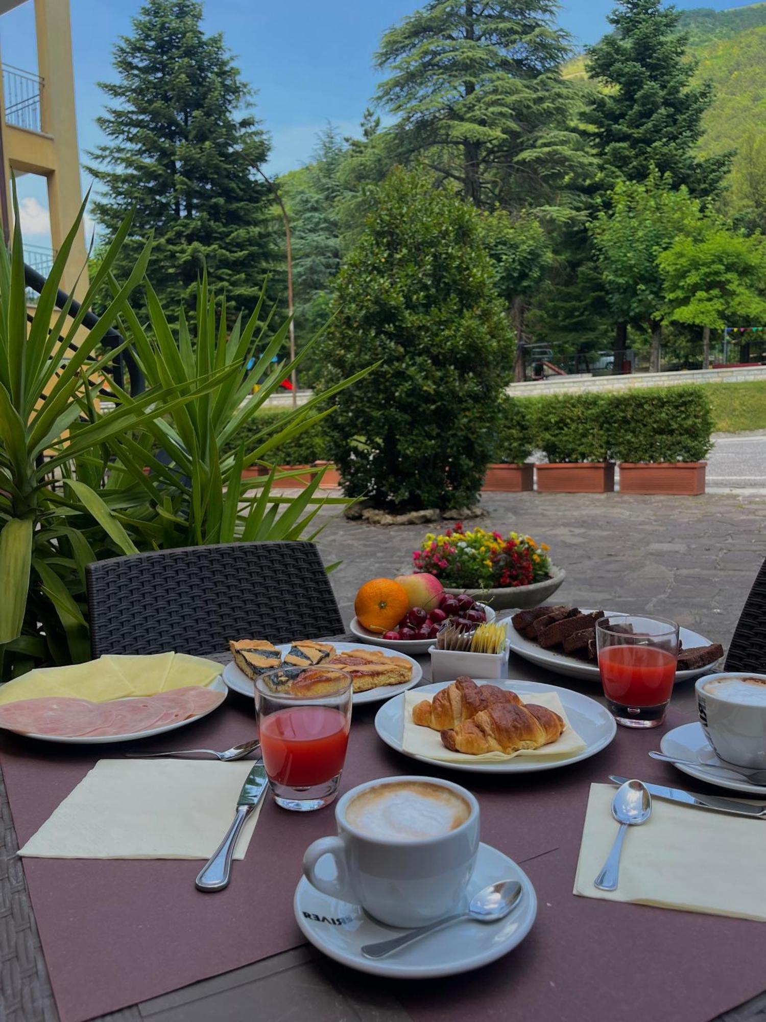 Hotel Ristorante Montenerone Apecchio Eksteriør bilde