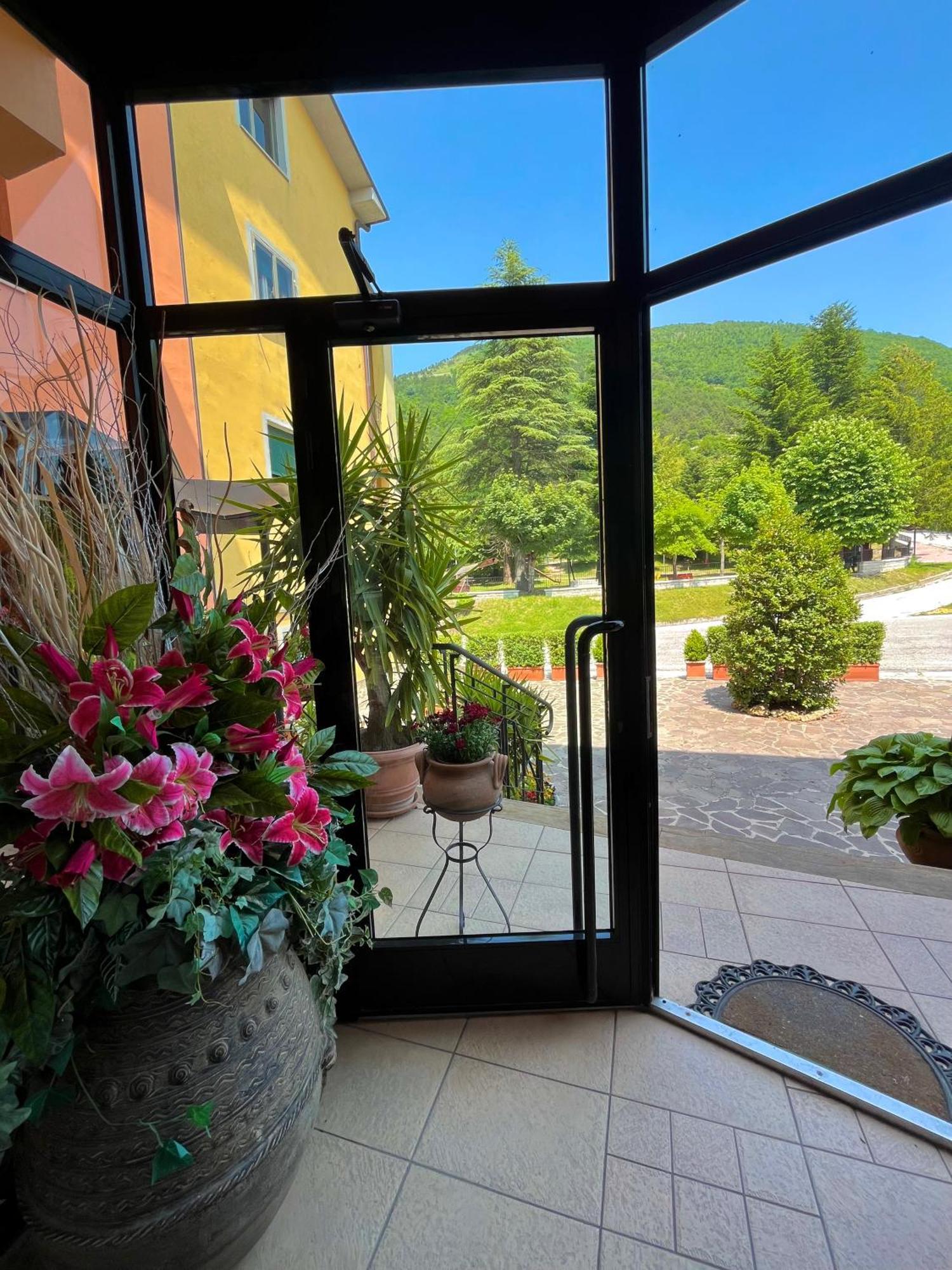 Hotel Ristorante Montenerone Apecchio Eksteriør bilde