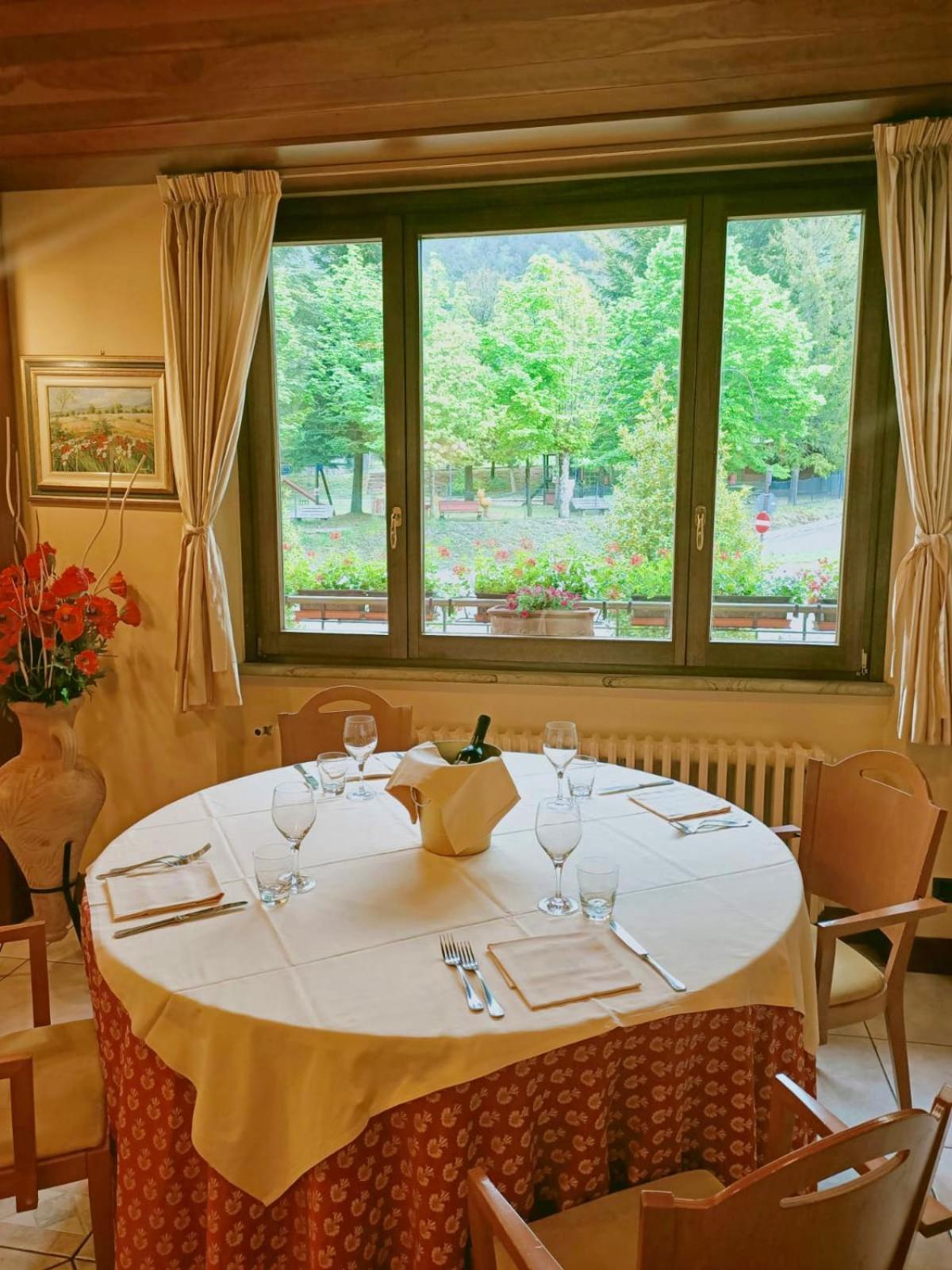 Hotel Ristorante Montenerone Apecchio Eksteriør bilde